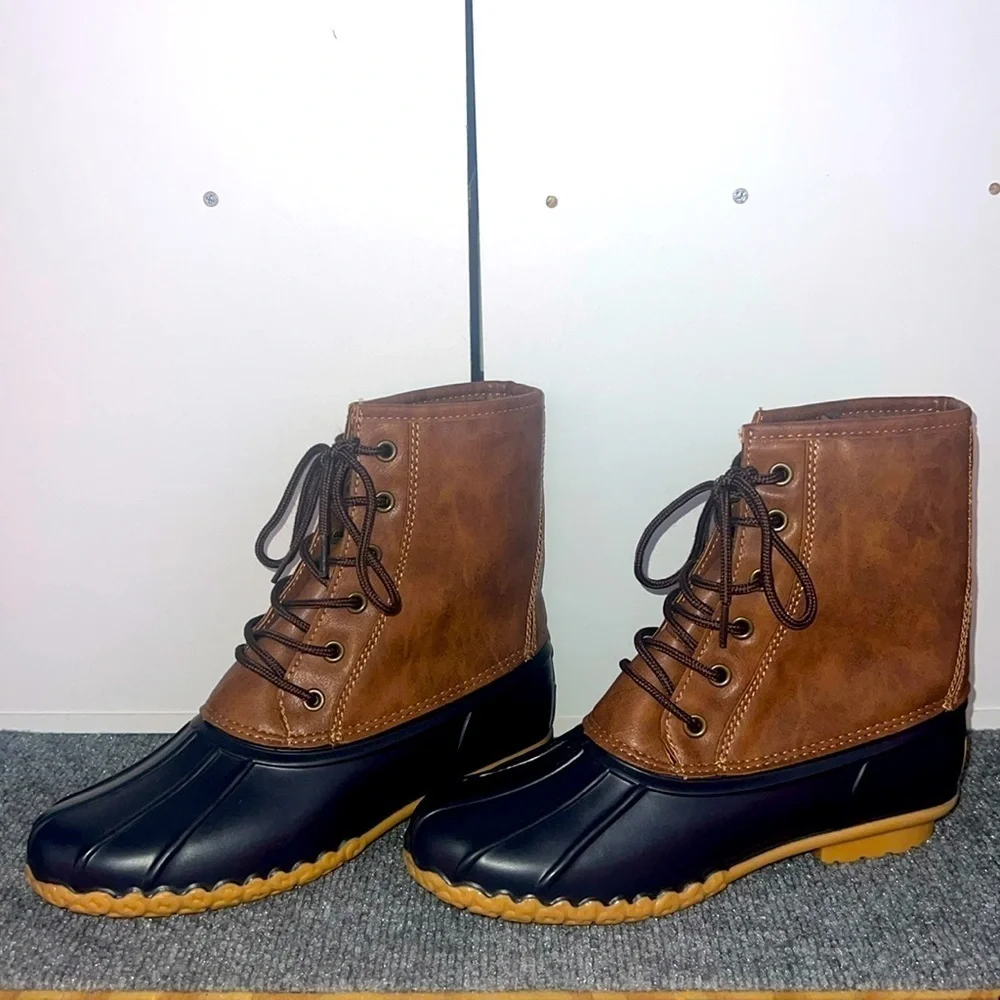 Waterproof Adam Duck Boots Tan leather, blue rubber on bottom Men’s Size 8 NWOT